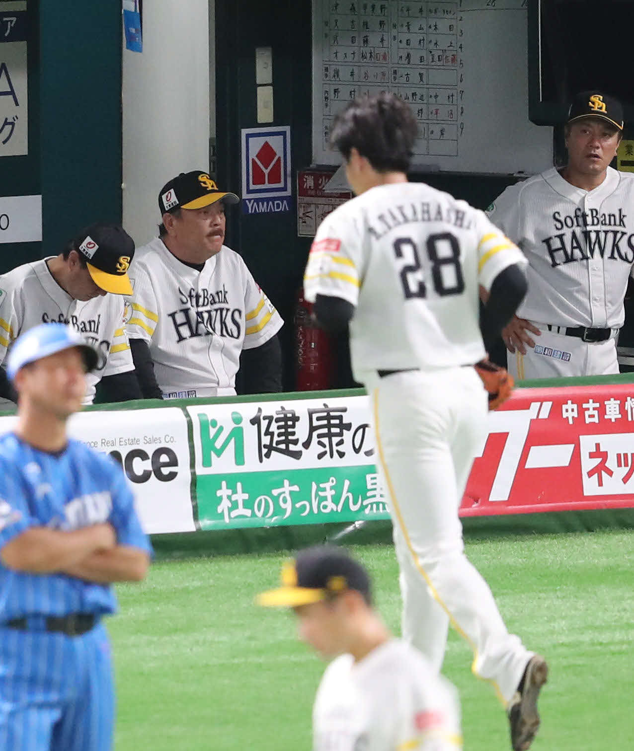 ソフトバンク対西武　2回途中で降板する高橋礼、ベンチ中央はベンチの藤本監督（撮影・梅根麻紀）