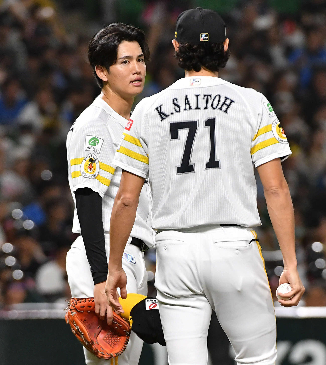 ソフトバンク対西武　2回表西武1死二、三塁、打者・源田の場面で降板を告げられた高橋礼（左）、右は斉藤和コーチ（撮影・岩下翔太）