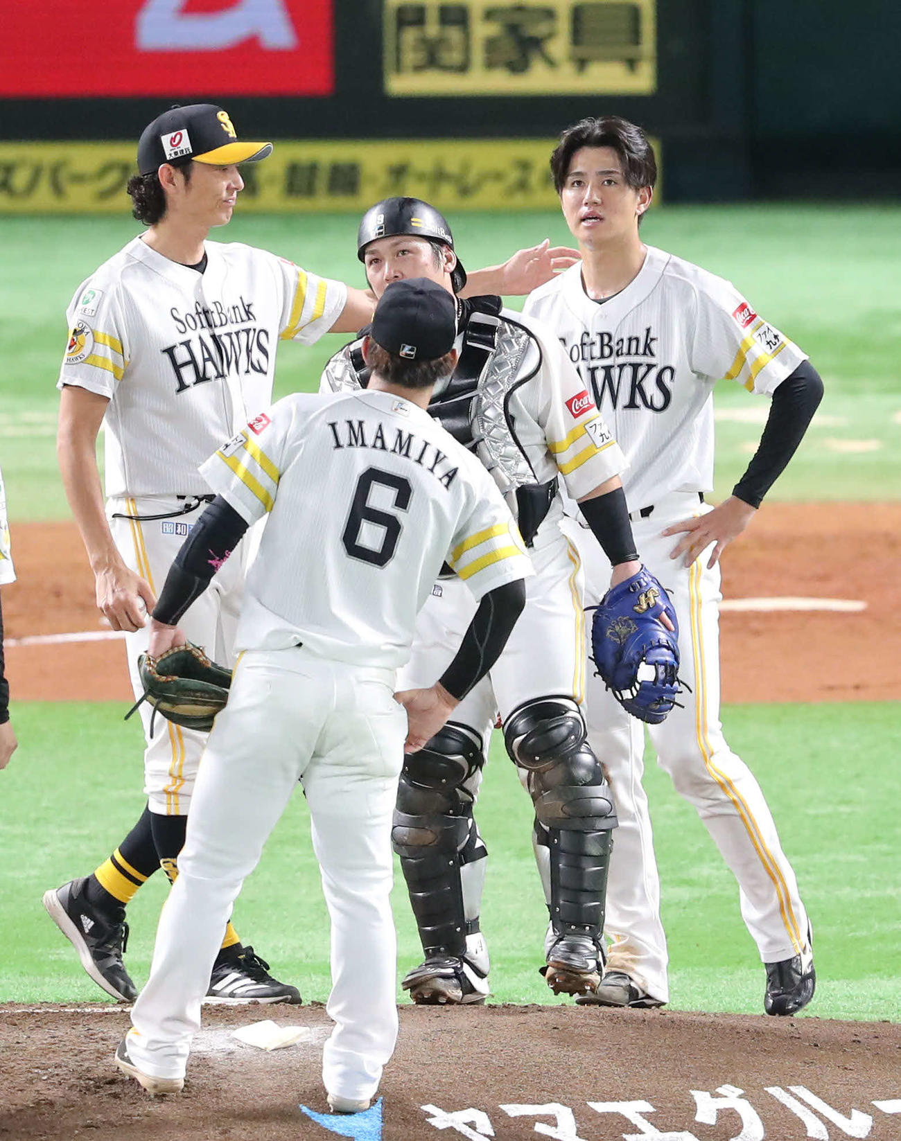 ソフトバンク対西武　2回途中で降板する高橋礼、左は斉藤和コーチ（撮影・梅根麻紀）