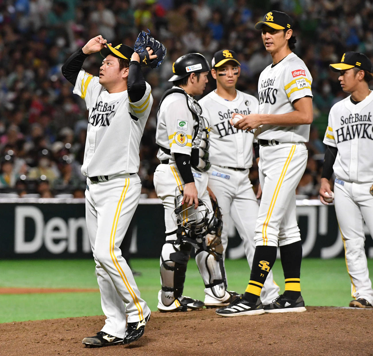 ソフトバンク対西武　6回表西武1死一、二塁、打者ペイトンの場面で降板となり、ベンチへ戻る津森（左）（撮影・岩下翔太）