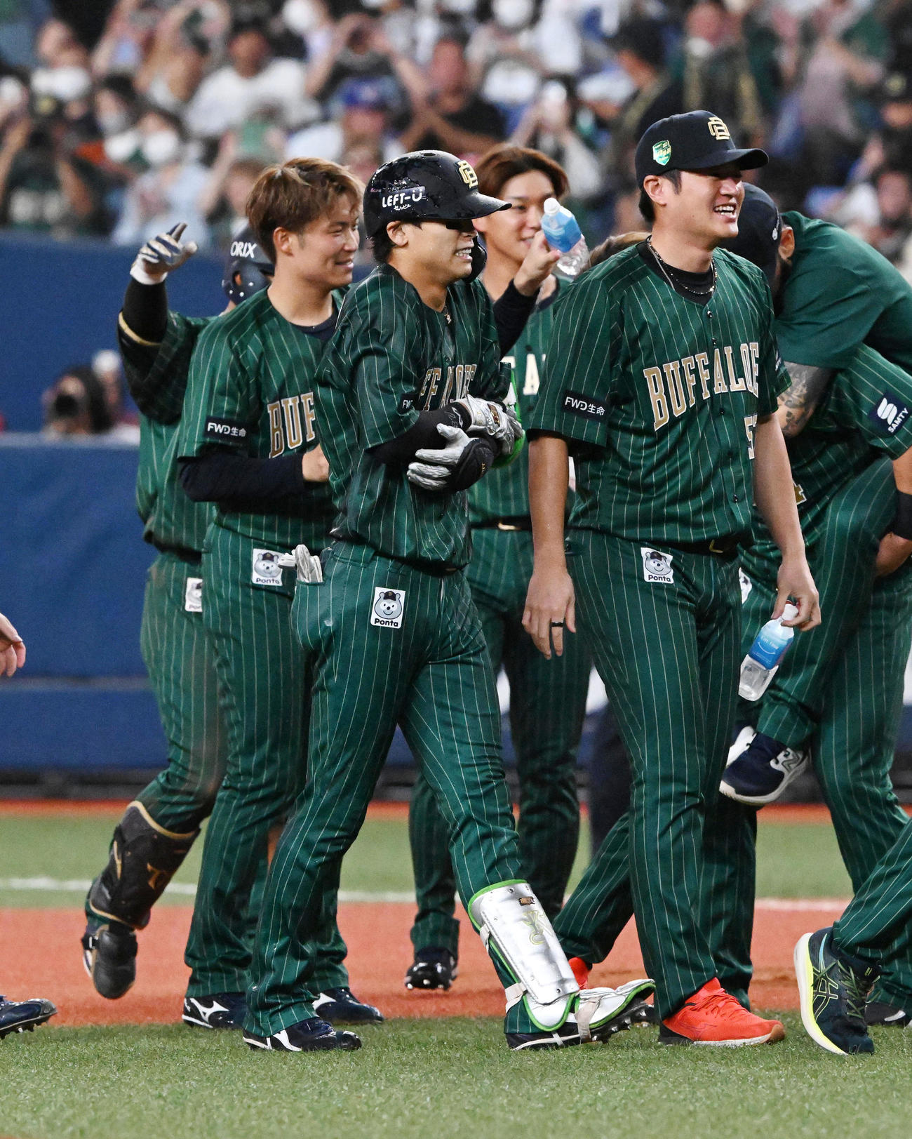 オリックス対日本ハム　11回裏オリックス1死満塁、遊撃サヨナラ内野安打を放った中川圭（中央）はナインの祝福を受け寒そう（撮影・前岡正明）