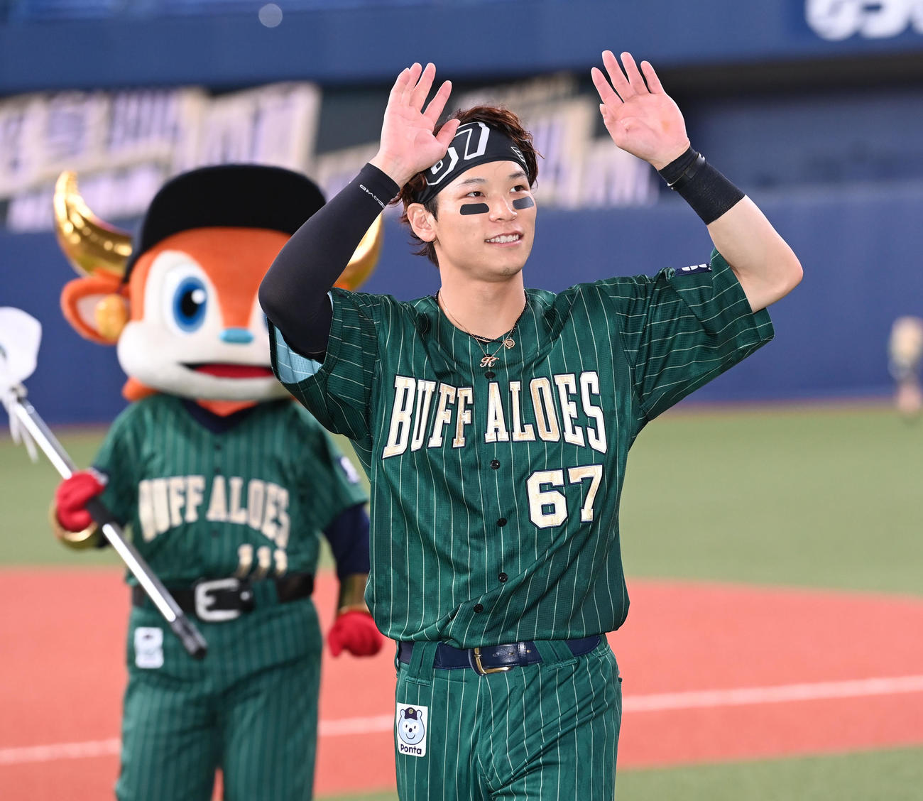 オリックス対日本ハム　サヨナラ内野安打を放った中川圭はファンの声援に手を振って応える（撮影・和賀正仁）