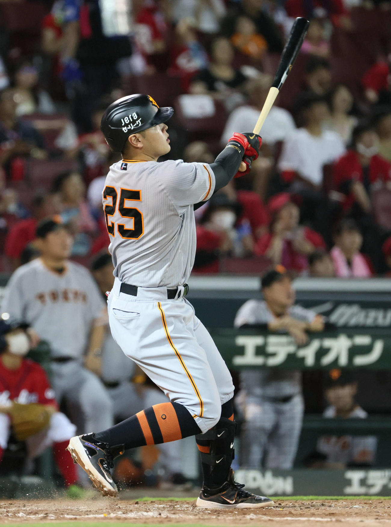 広島対巨人　4回表巨人無死一、二塁、岡本和は左越え3点本塁打を放つ（撮影・加藤孝規）