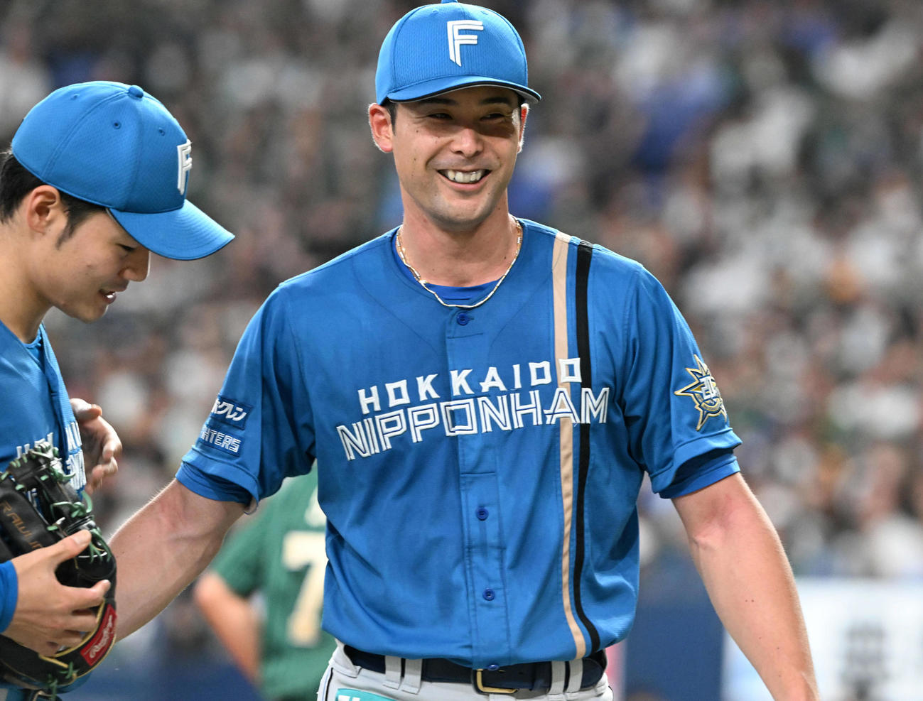 オリックス対日本ハム　8回、笑顔でベンチに戻る上原（右）。左は清宮（撮影・前岡正明）