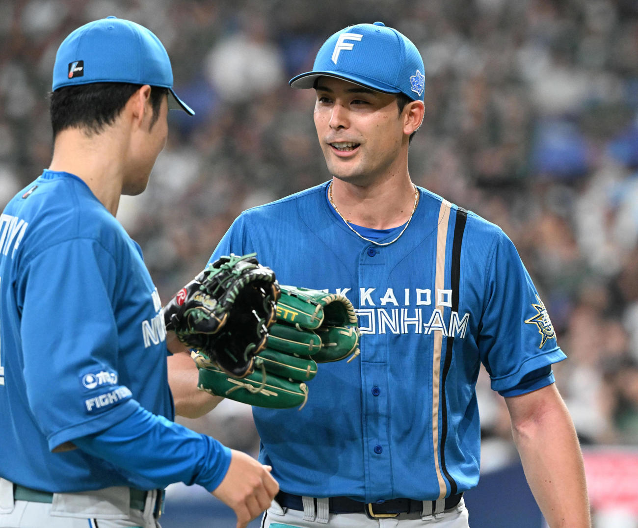 オリックス対日本ハム　8回、上原（右）は清宮と笑顔でグラブタッチを交わす（撮影・前岡正明）