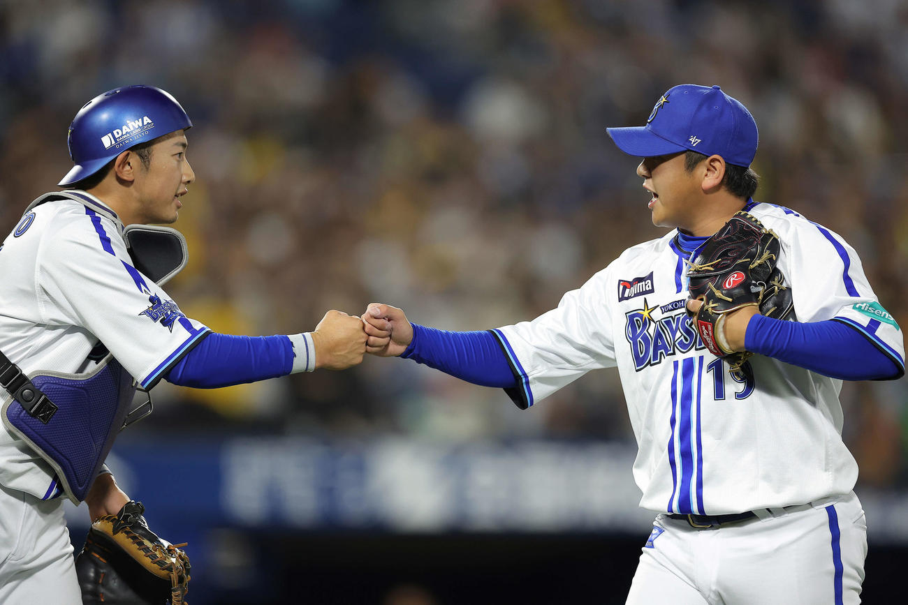 DeNA対阪神　9回表を抑え、山本（左）とグータッチを交わす山崎（撮影・河田真司）