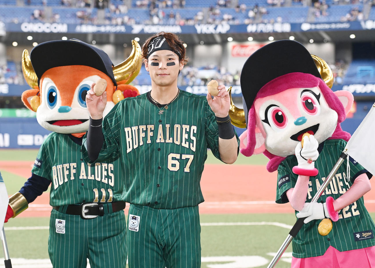 オリックス対日本ハム　サヨナラ内野安打を放った中川圭は「じゃがいもデー」のじゃがいもを持ちポーズ（撮影・和賀正仁）