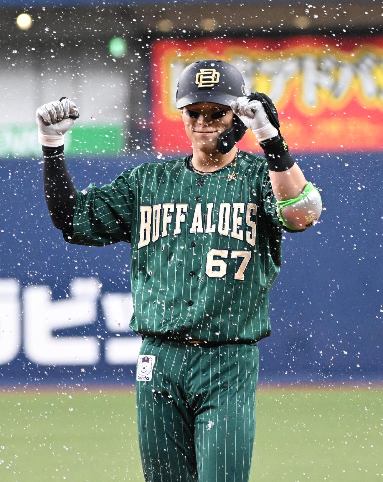 オリックス対日本ハム　11回裏オリックス1死満塁、サヨナラ内野安打を放った中川圭はガッツポーズ（撮影・和賀正仁）