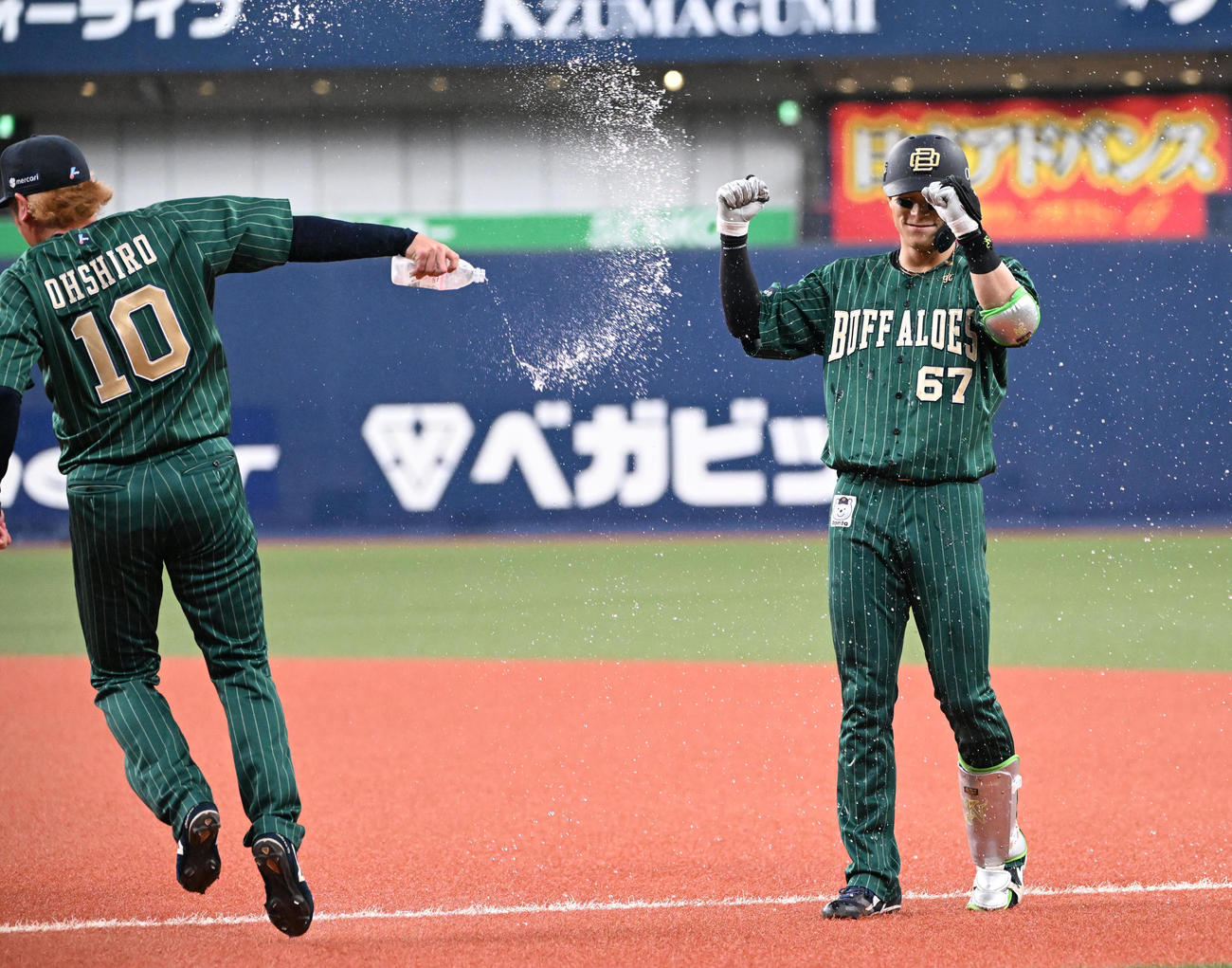 オリックス対日本ハム　11回裏オリックス1死満塁、サヨナラ内野安打を放った中川圭はナインからウオーターシャワーを浴びる（撮影・和賀正仁）