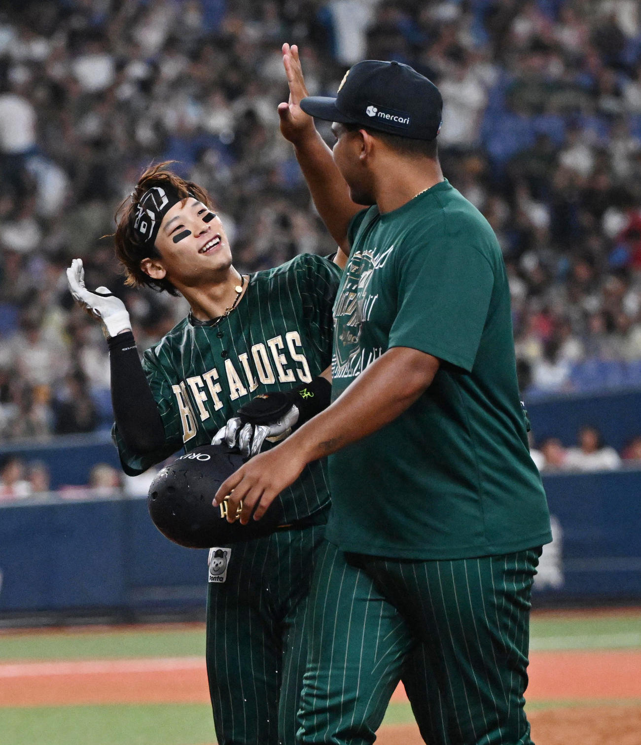 オリックス対日本ハム　11回裏オリックス1死満塁、サヨナラ内野安打を放った中川圭はナインと笑顔を見せる（撮影・和賀正仁）