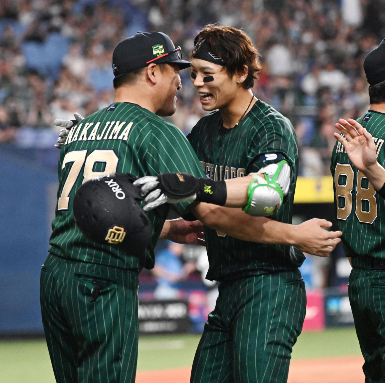 オリックス対日本ハム　11回裏オリックス1死満塁、サヨナラ内野安打を放った中川圭（右）は中嶋監督と抱き合う（撮影・和賀正仁）