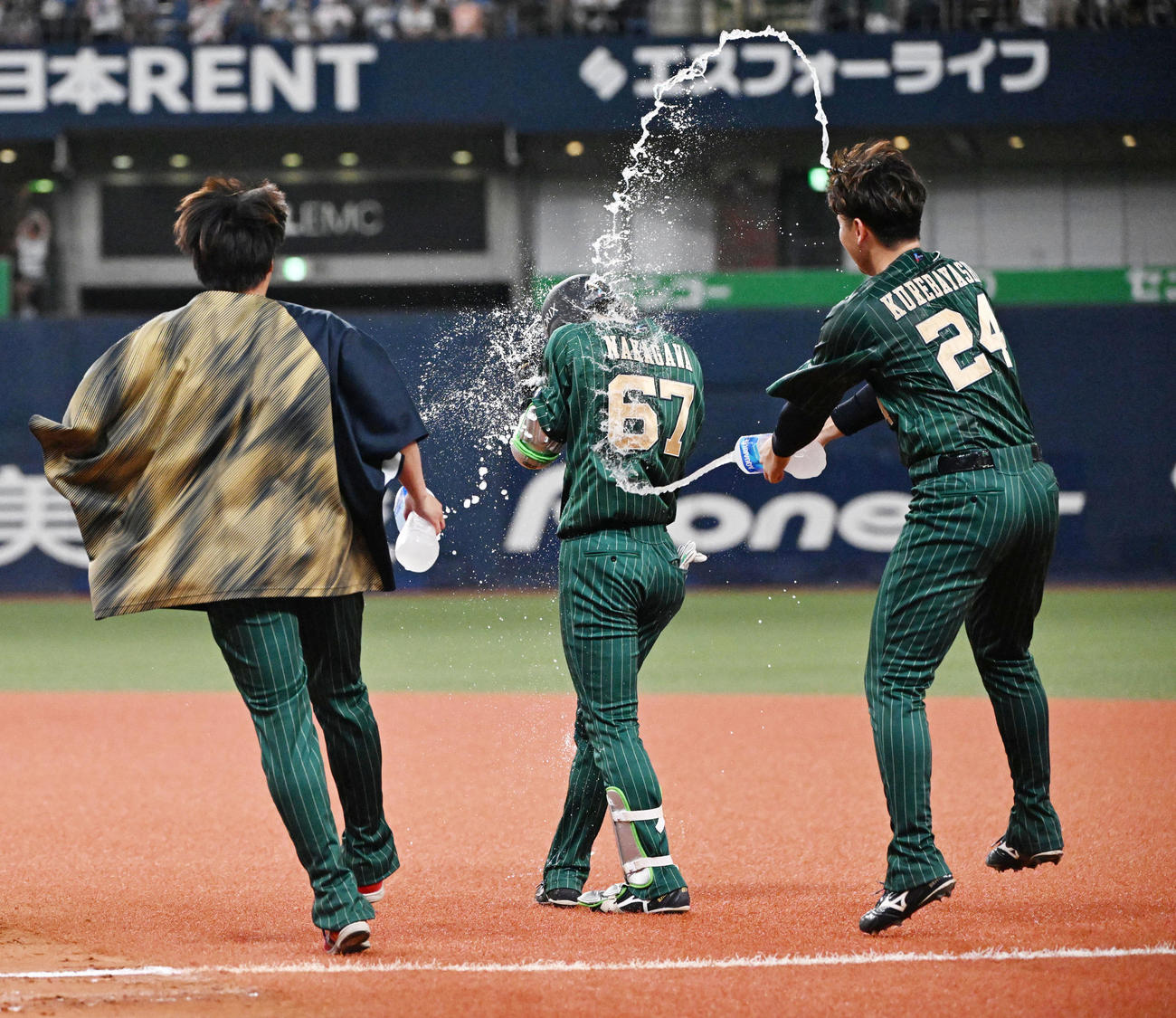 オリックス対日本ハム　11回裏オリックス1死満塁、サヨナラ内野安打を放った中川圭はナインからウオーターシャワーを浴びる（撮影・和賀正仁）
