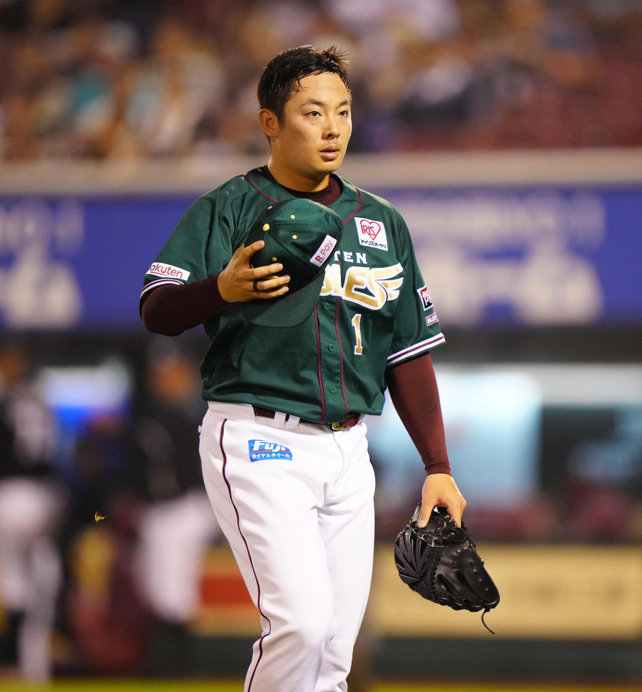 楽天対ロッテ　9回表終了後、ベンチに引き揚げる楽天松井裕（撮影・江口和貴）