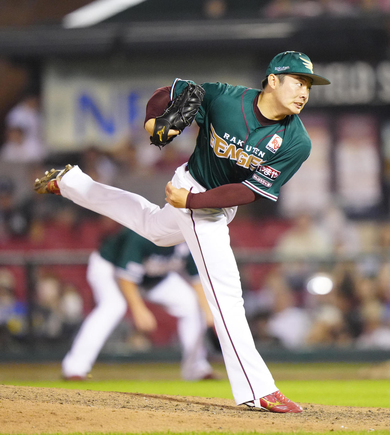 楽天対ロッテ　楽天4番手の松井裕（撮影・江口和貴）