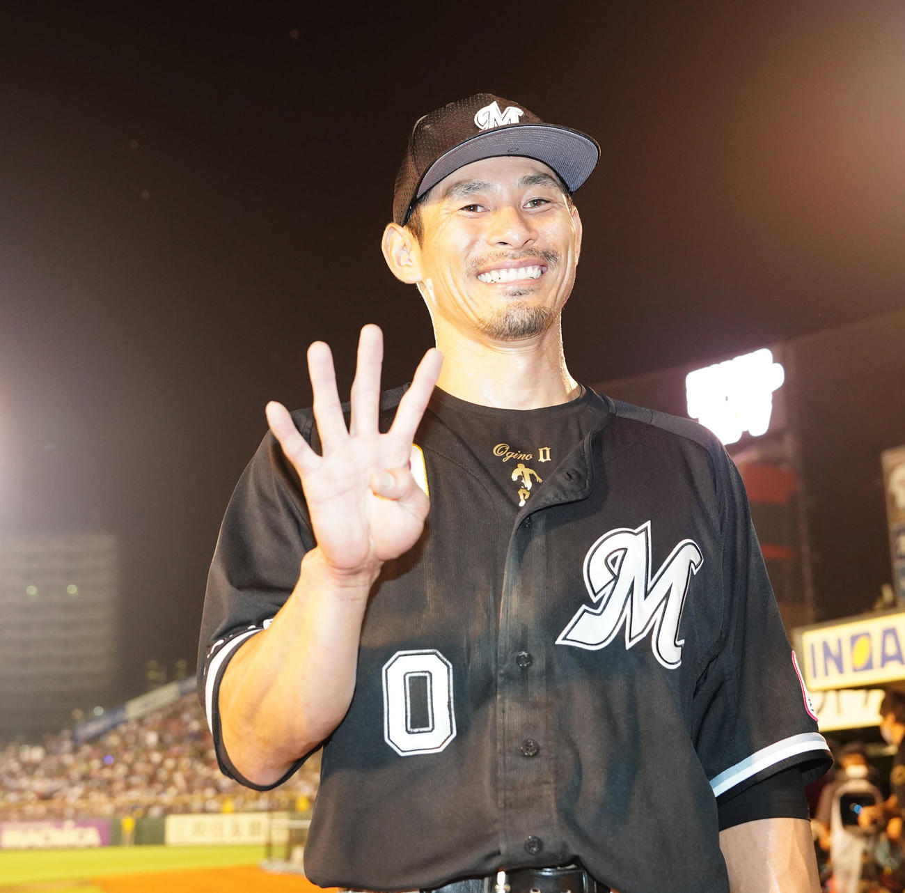楽天対ロッテ　4安打のロッテ荻野は試合後に写真に納まる（撮影・江口和貴）
