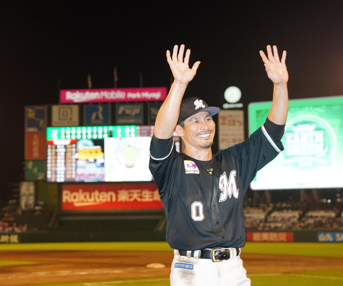 楽天対ロッテ　試合後、ファンの声援に応えるロッテ荻野（撮影・江口和貴）