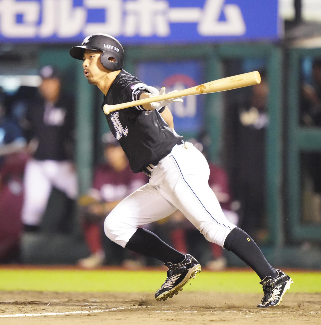 楽天対ロッテ　9回表ロッテ1死三塁、適時打を放つ荻野（撮影・江口和貴）