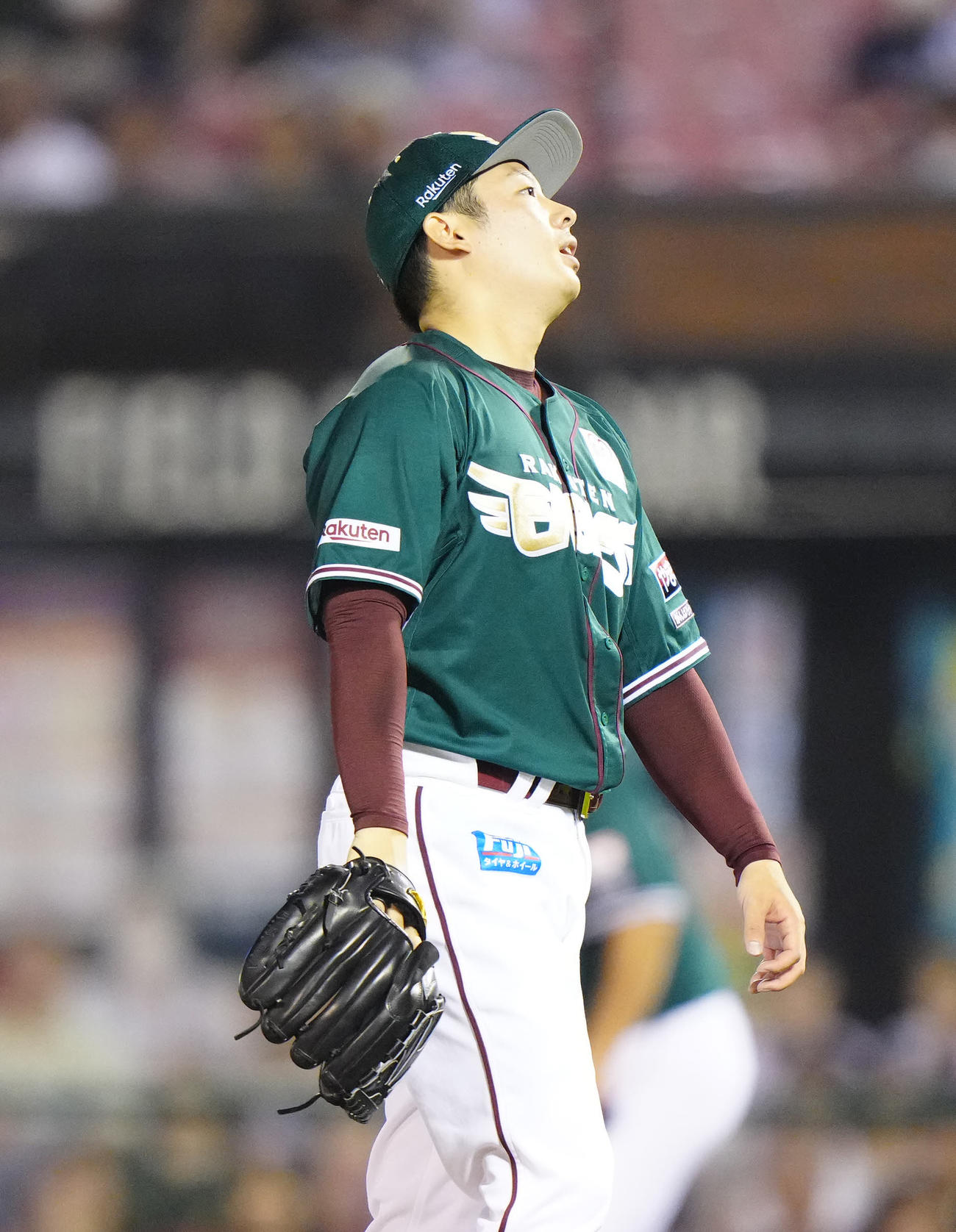 楽天対ロッテ　9回表ロッテ1死三塁、荻野に適時打を浴びた松井裕（撮影・江口和貴）