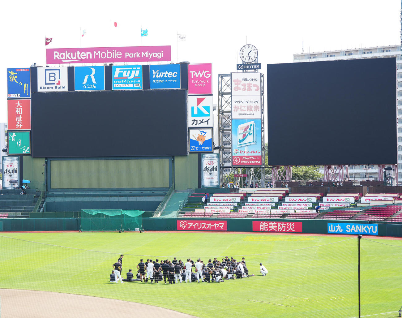 楽天対ロッテ　練習開始前、吉井監督の話を聞くロッテの選手たち（撮影・江口和貴）