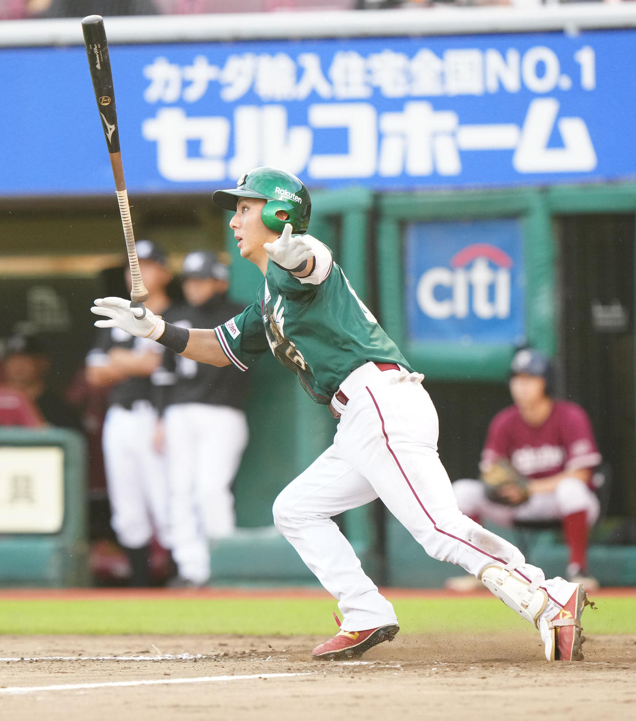 楽天対ロッテ　5回裏楽天無死一塁、適時二塁打を放つ村林（撮影・江口和貴）