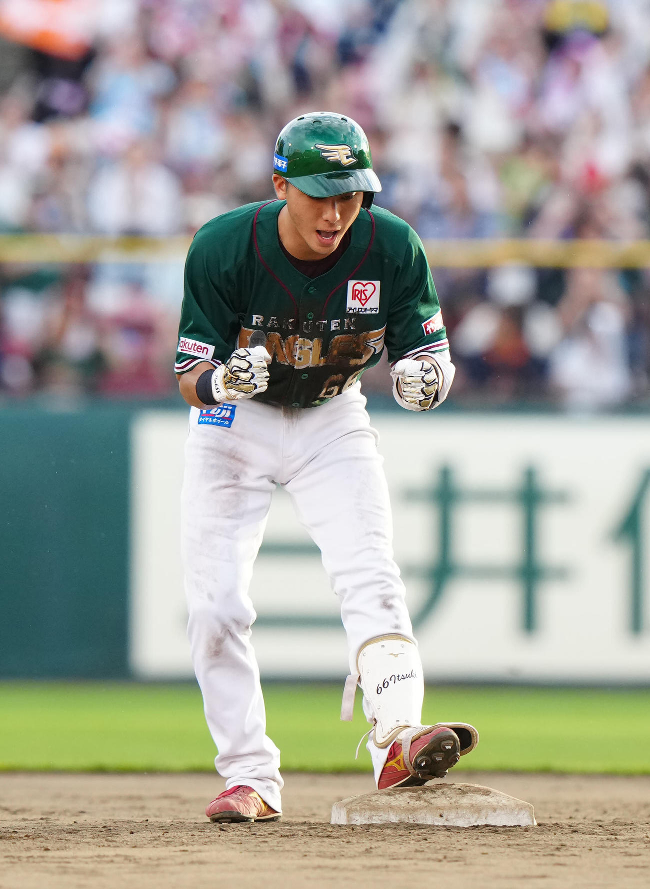 楽天対ロッテ　5回裏楽天無死一塁、適時二塁打を放ち、ガッツポーズを見せる村林（撮影・江口和貴）