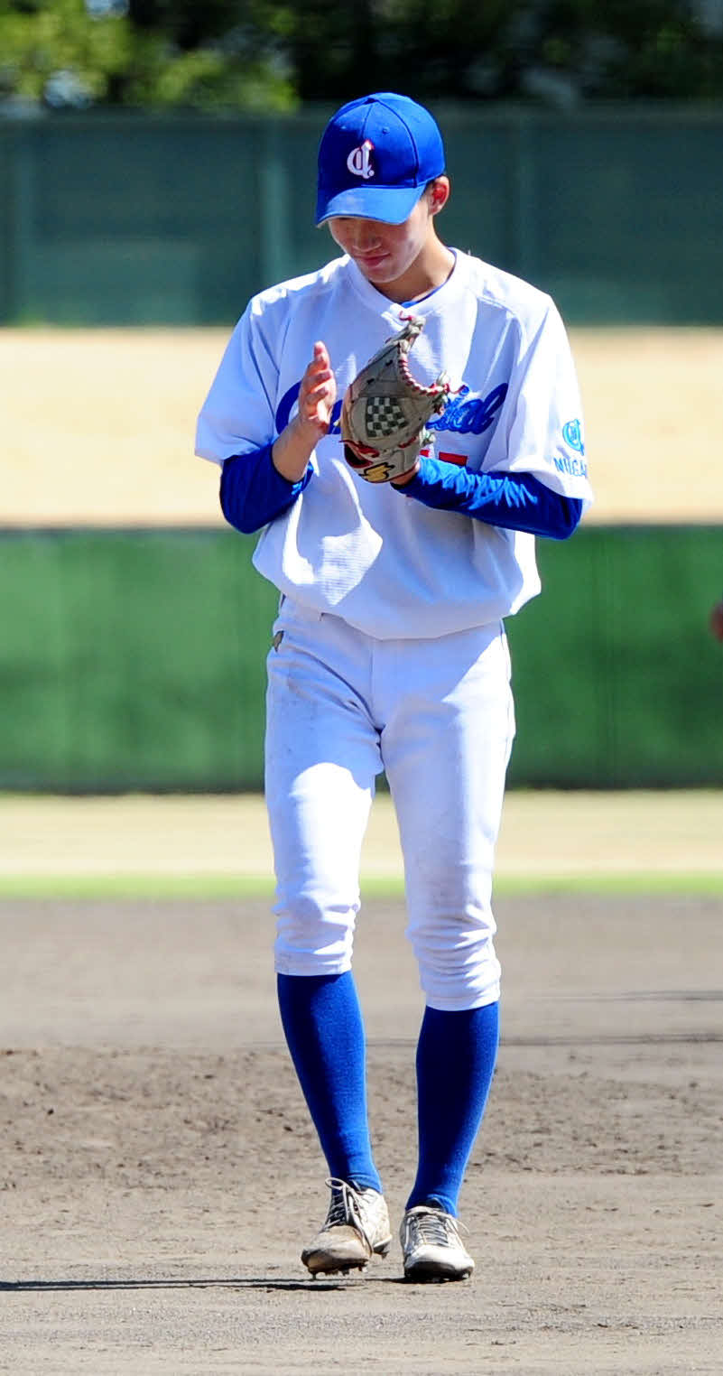 新潟コンマーシャル倶楽部対野田サンダース　最後の打者を三ゴロに打ち取り、クラブをたたく新潟コンマーシャル倶楽部・五十嵐翔
