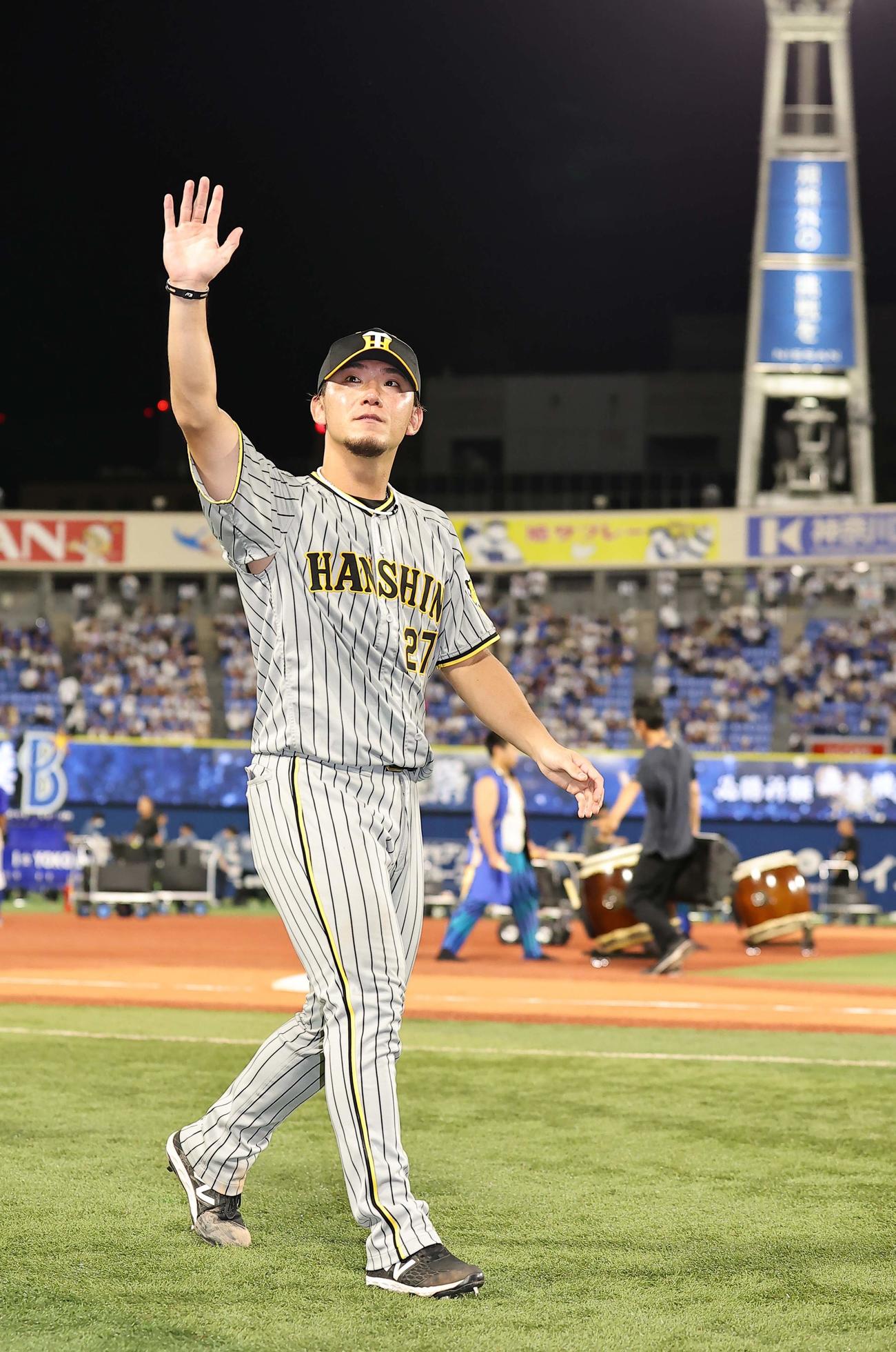 DeNA対阪神　DeNAに完封勝利した伊藤将はファンの歓声に手を上げて応える（撮影・上田博志）
