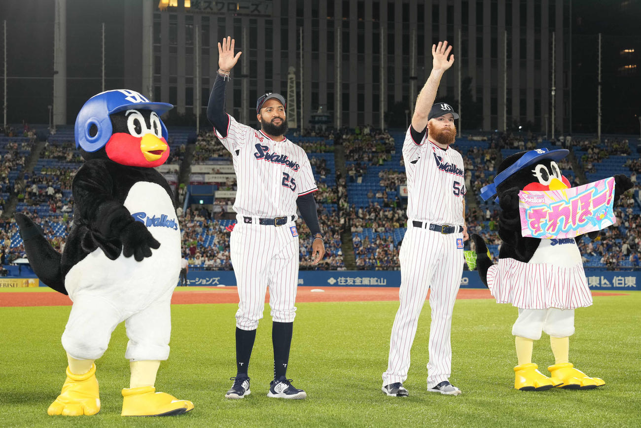 ヤクルト対中日　ファンの声援に応えるヤクルト・サイスニード（右）とサンタナ（撮影・鈴木みどり）