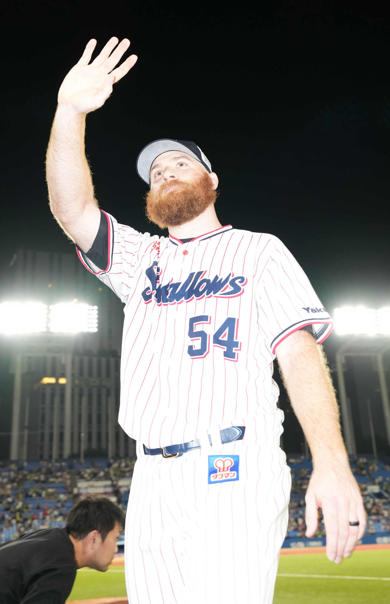 ヤクルト対中日　完封勝利のヤクルト・サイスニードはファンの声援に応える（撮影・鈴木みどり）