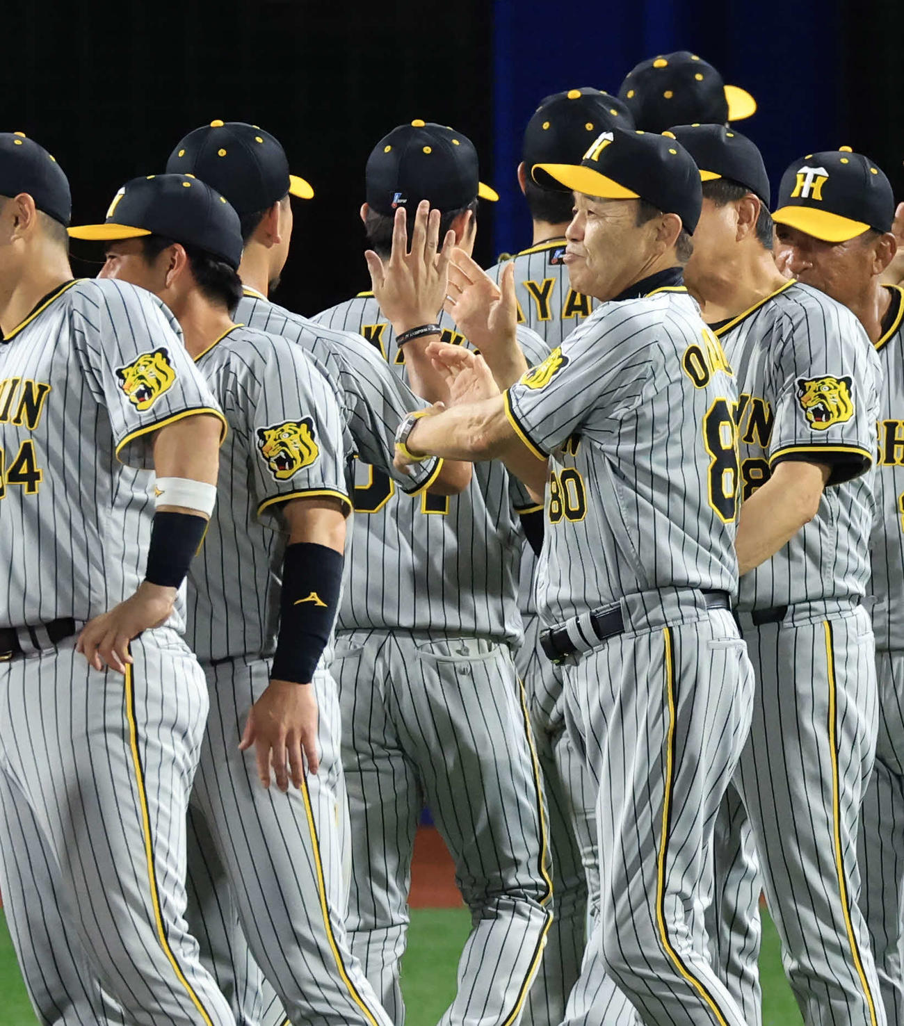 DeNA対阪神　完封勝利の伊藤将（左）を迎える岡田監督（撮影・浅見桂子）