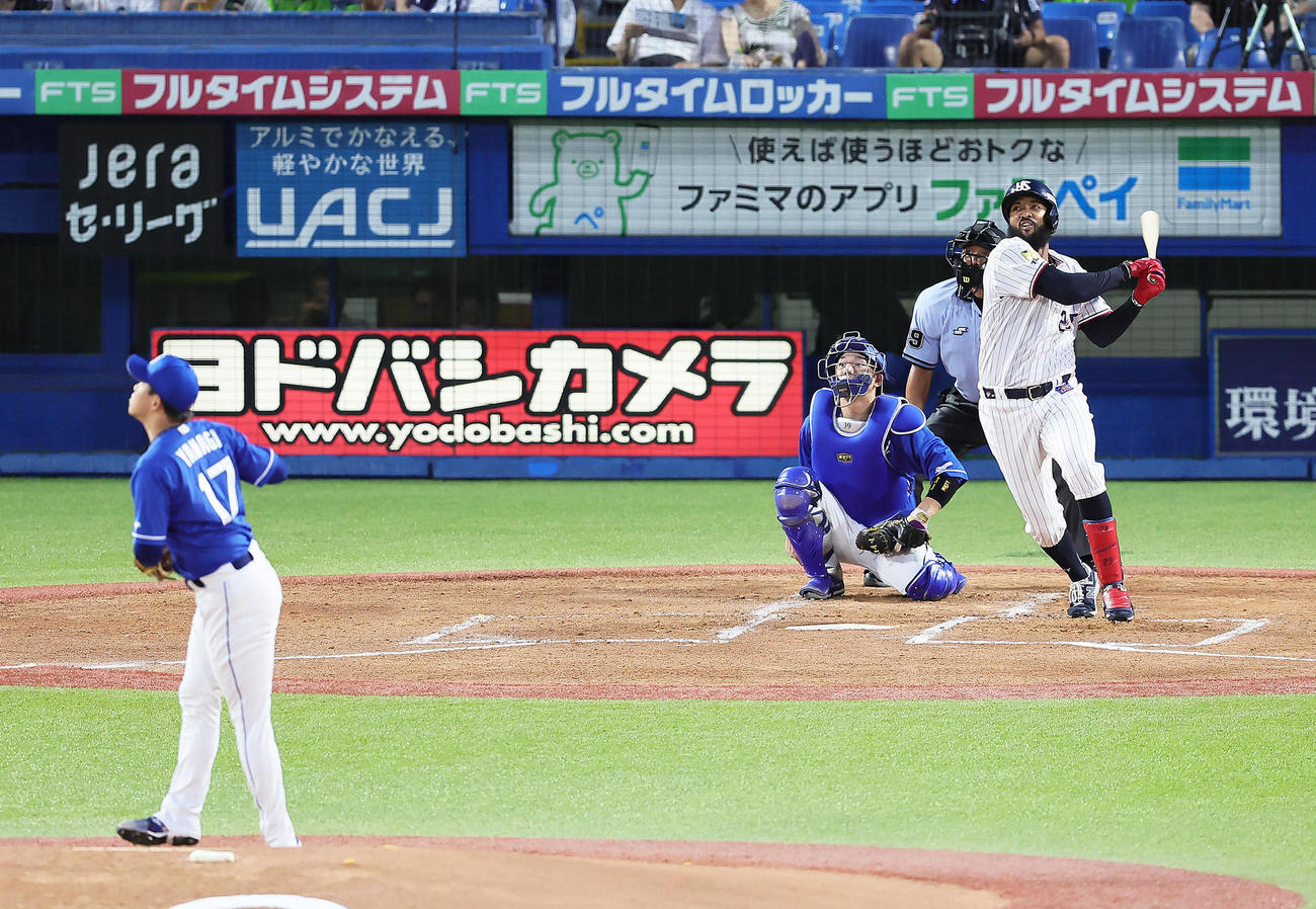 ヤクルト対中日　2回裏ヤクルト無死、サンタナは右越え本塁打を放つ。投手柳（撮影・足立雅史）