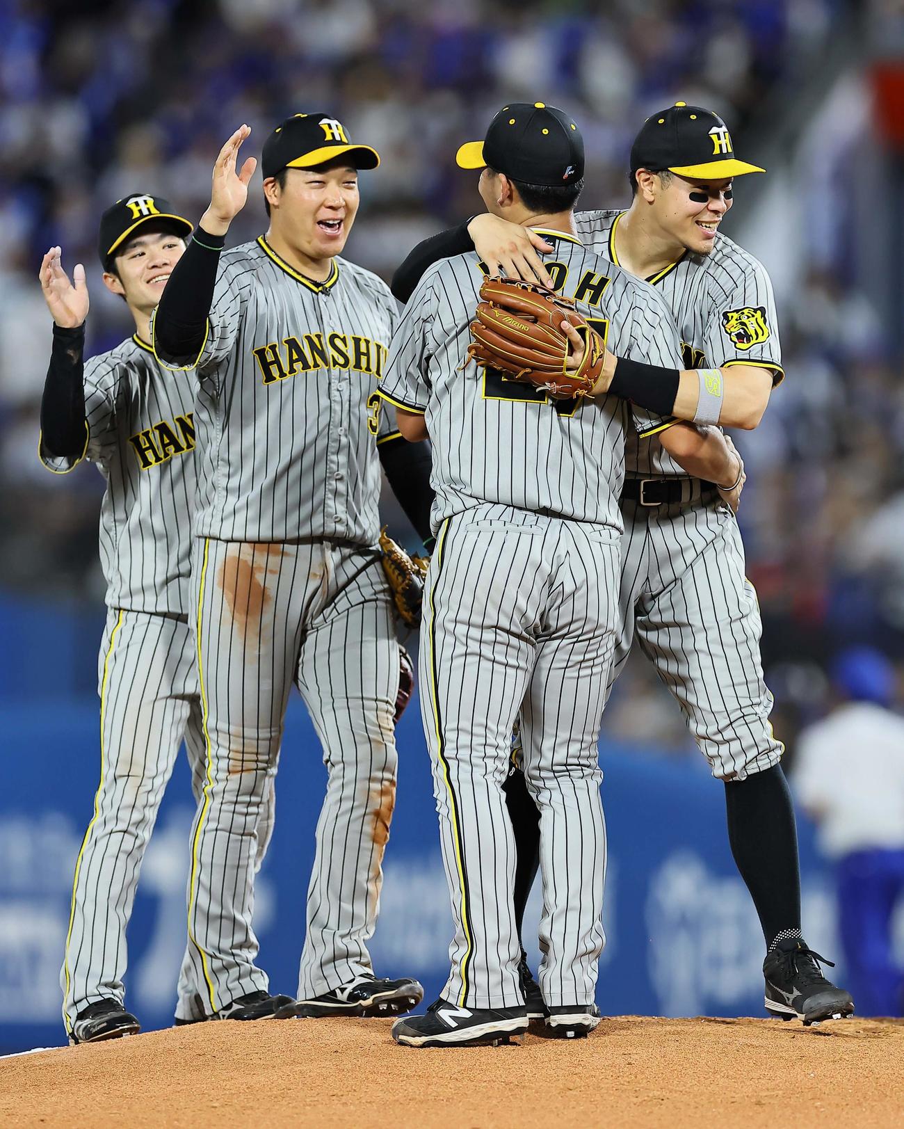 DeNA対阪神　完封勝利した伊藤将（右から2人目）を祝福する右から佐藤輝、一人飛ばして大山、中野（撮影・上田博志）