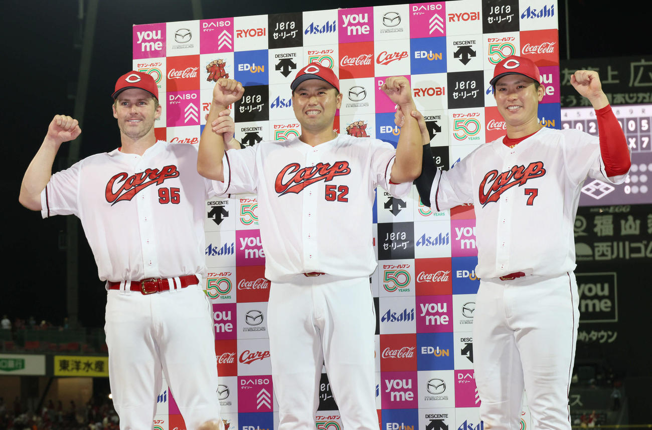 広島対巨人　お立ち台でポーズを決める左からデビッドソン、末包、堂林（撮影・加藤孝規）