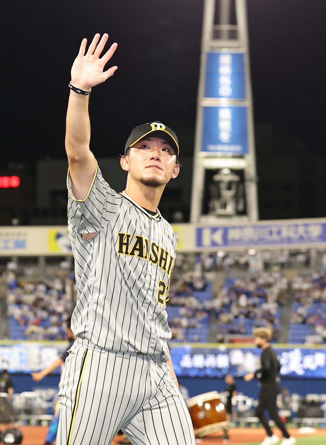 DeNA対阪神　DeNAに完封勝利した伊藤将はファンの歓声に手を上げて応える（撮影・上田博志）