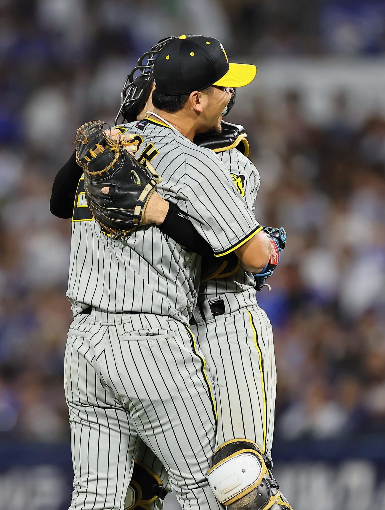 DeNA対阪神　DeNAに完封勝利した伊藤将は坂本と抱き合って喜ぶ（撮影・上田博志）