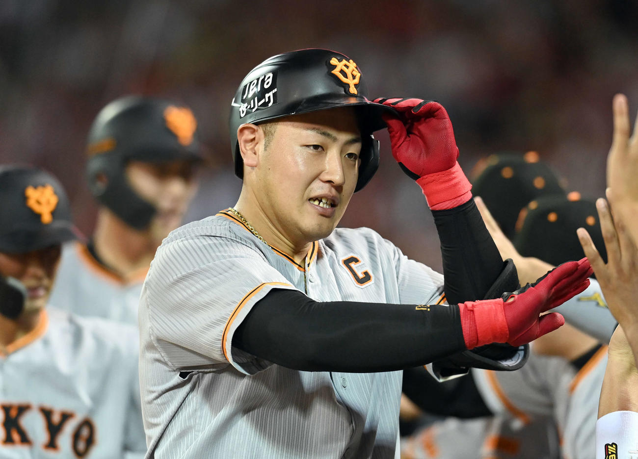 広島対巨人　4回表巨人無死一、二塁、3点本塁打を放ちナインの祝福を受ける岡本和（撮影・たえ見朱実）