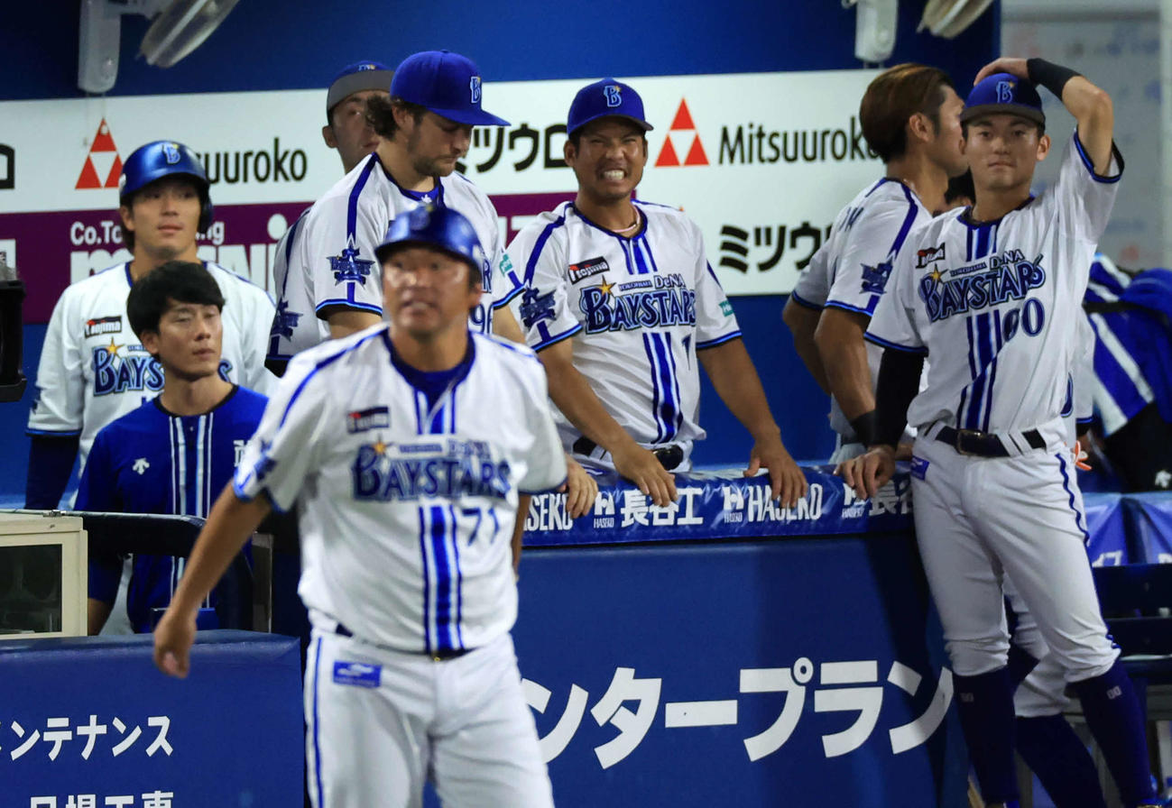 DeNA対阪神　9回裏DeNA2死一塁、ソトが右飛に倒れ、がっくり引き揚げるバウアー（左から3人目）（撮影・浅見桂子）