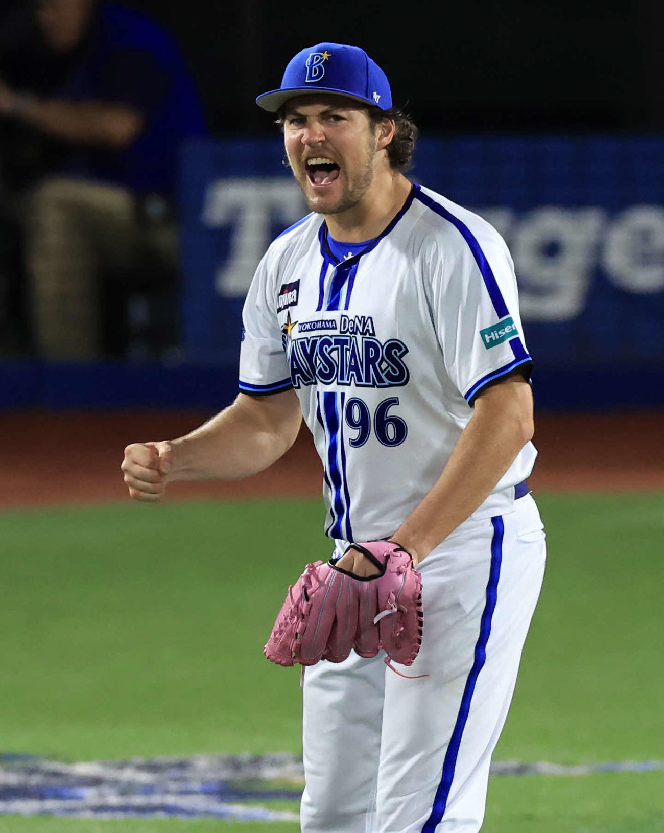 DeNA対阪神　8回表阪神無死一塁、ノイジーを併殺に仕留めて雄たけびを上げるバウアー（撮影・浅見桂子）