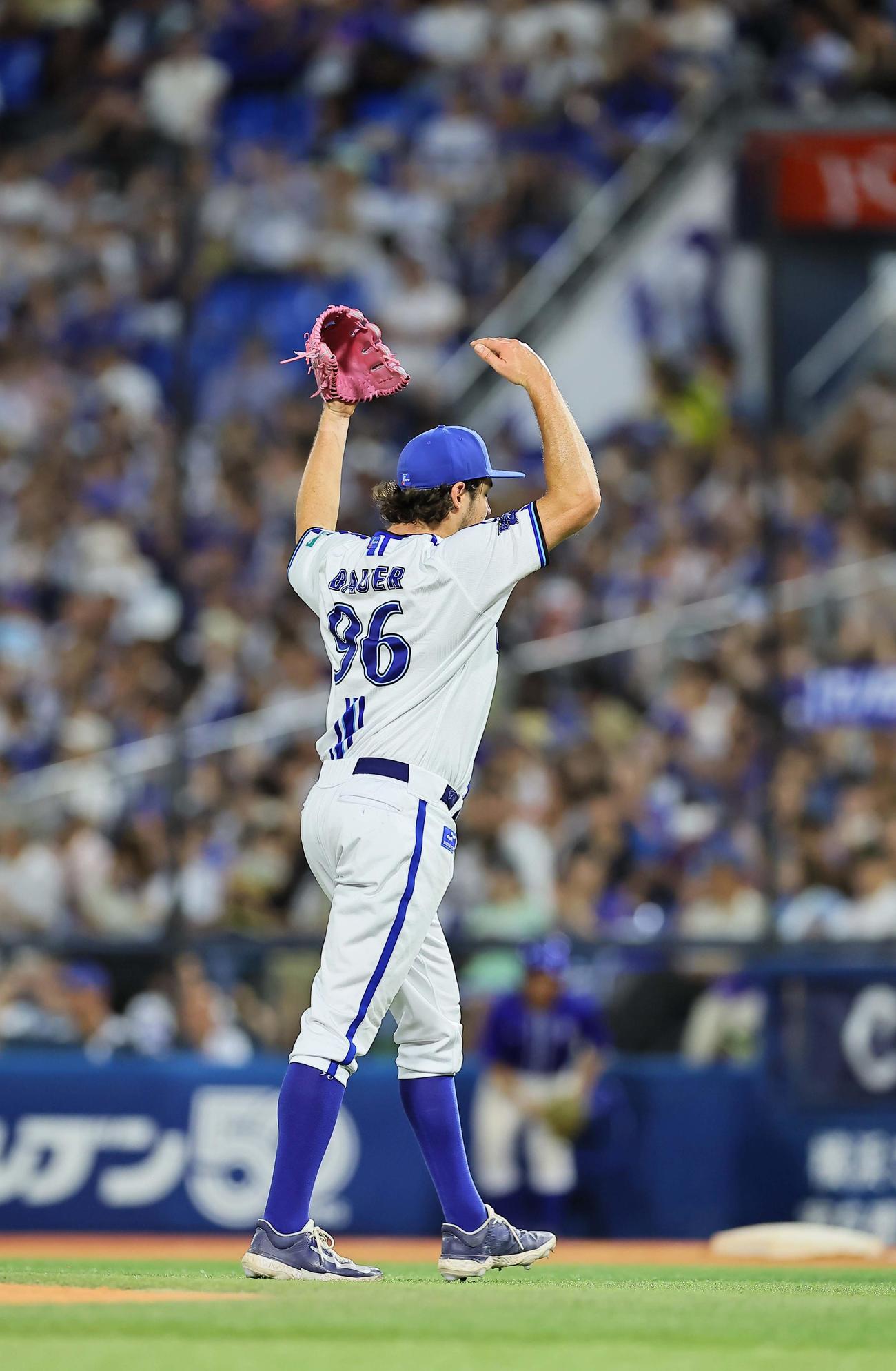 DeNA対阪神　6回を終えたバウアーはDeNAファンをあおる（撮影・上田博志）