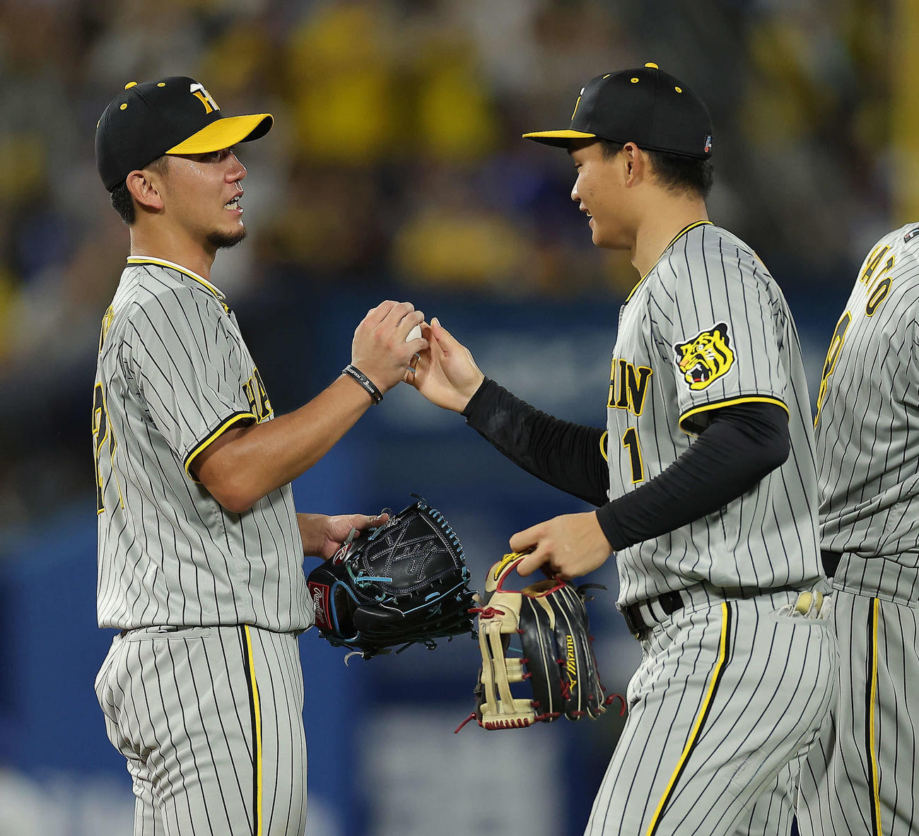 DeNA対阪神　DeNAに完封勝利した伊藤将（左）は森下からウイニングボールを受け取る（撮影・河田真司）