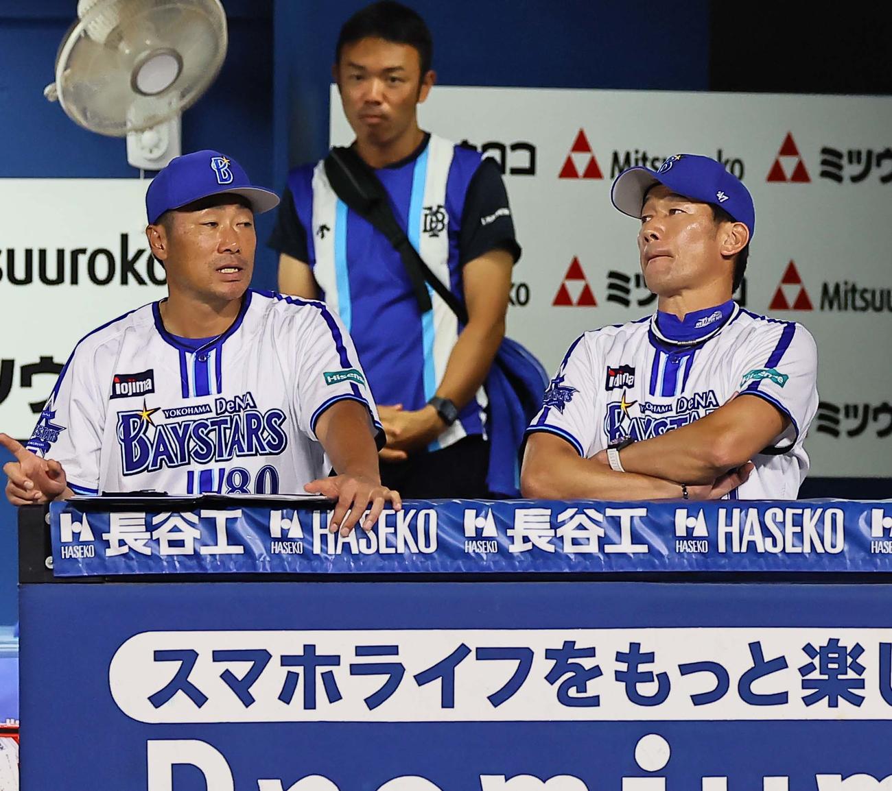 DeNA対阪神　阪神にリードを許す三浦監督（右）はベンチで厳しい表情を見せる（撮影・上田博志）