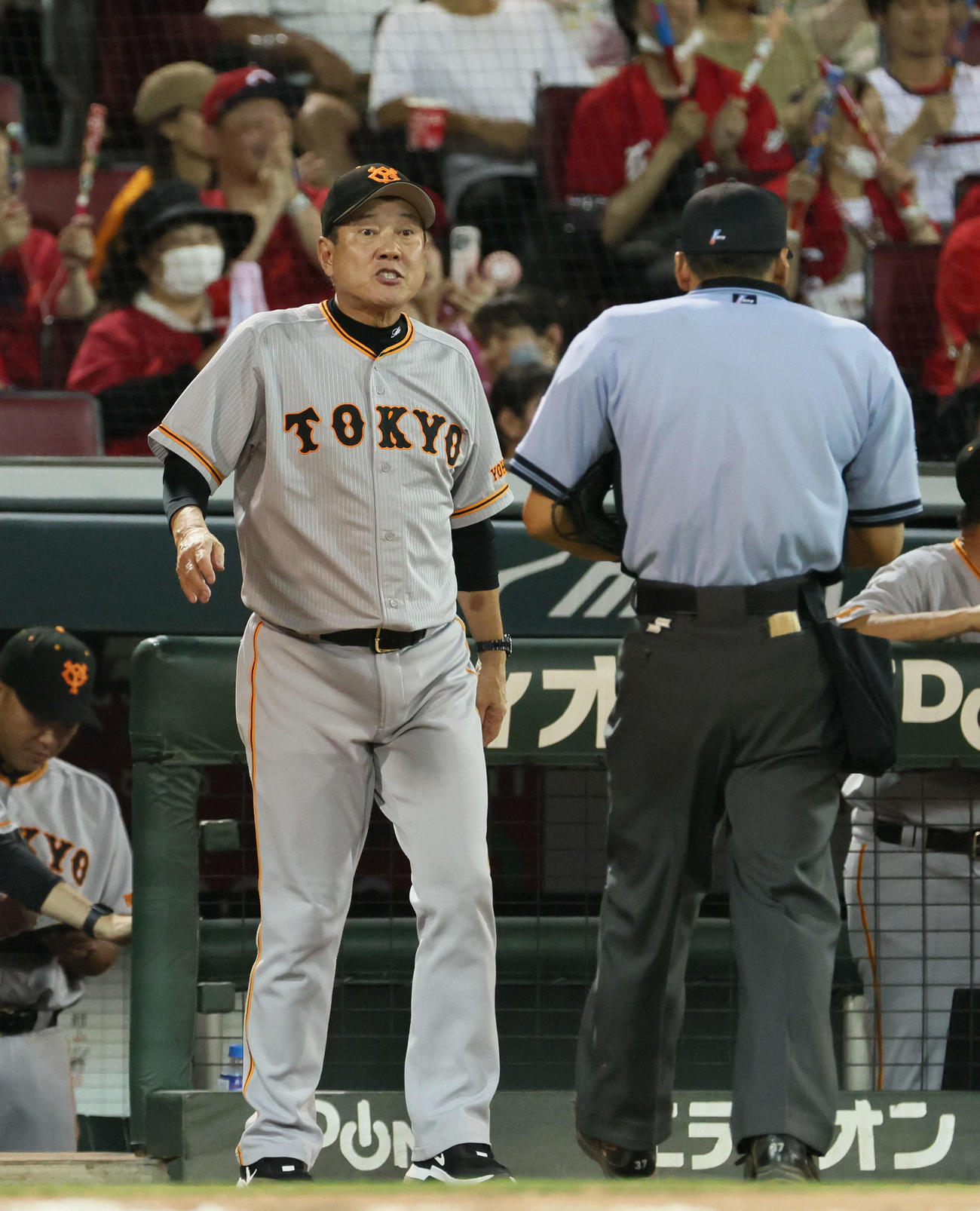 広島対巨人　8回表終了時、交代を告げる原監督（撮影・加藤孝規）