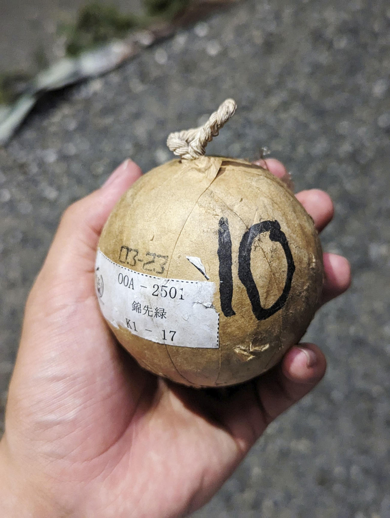 走行中の車に落下した不発の花火玉（だんぼさんのXから）（共同）