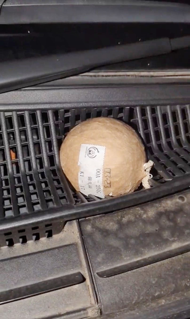 車のワイパーの付け根で発見された不発の花火玉（だんぼさんのXから）（共同）