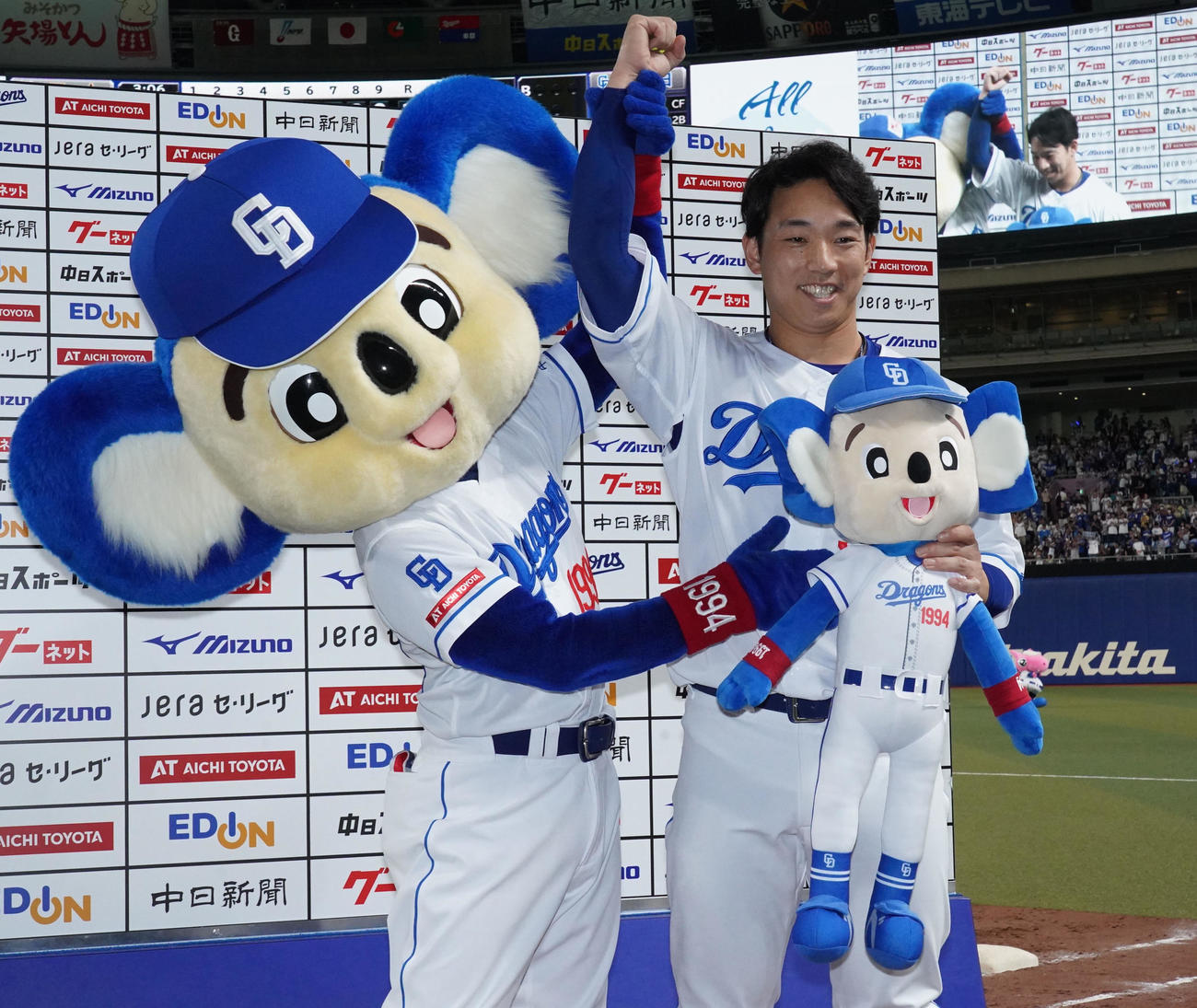 中日対巨人　ドアラに祝福されるサヨナラ適時打を放った宇佐見（右）（2023年8月16日撮影）