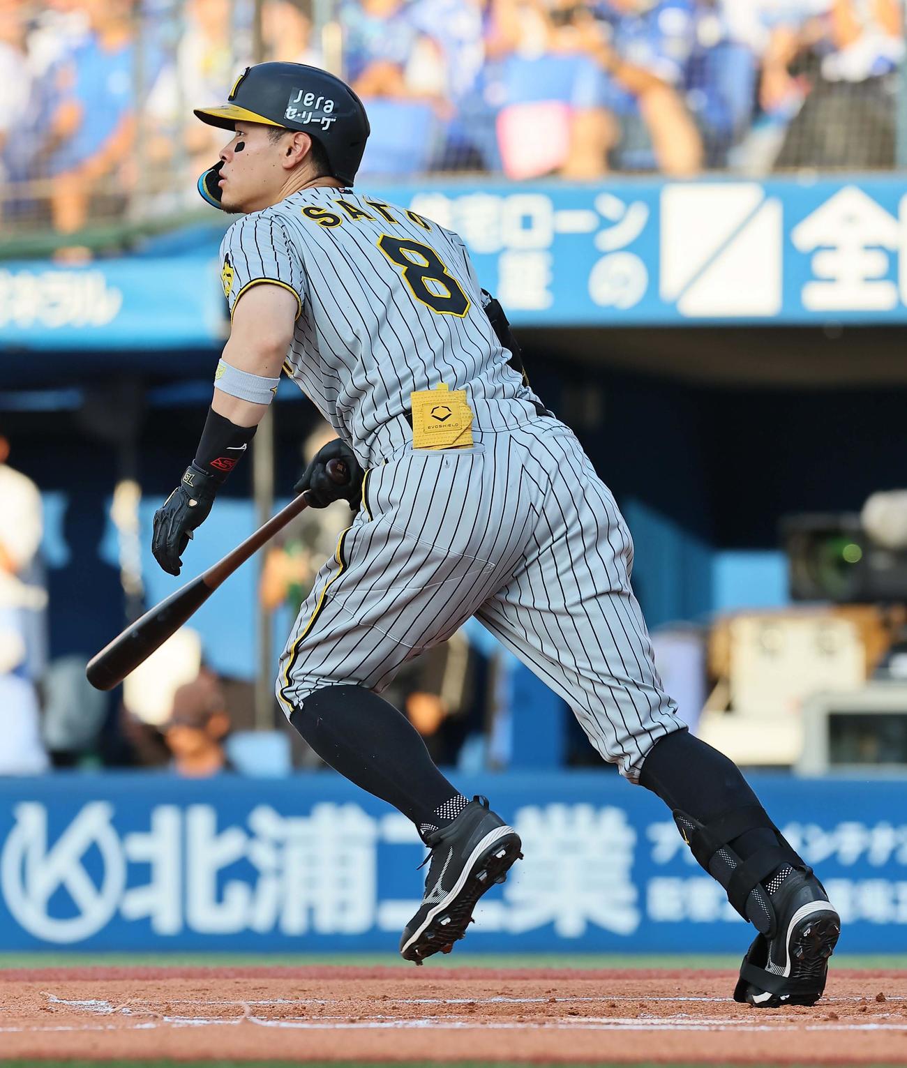 DeNA対阪神　2回表阪神1死一塁、佐藤輝は二塁打を放つ（撮影・上田博志）