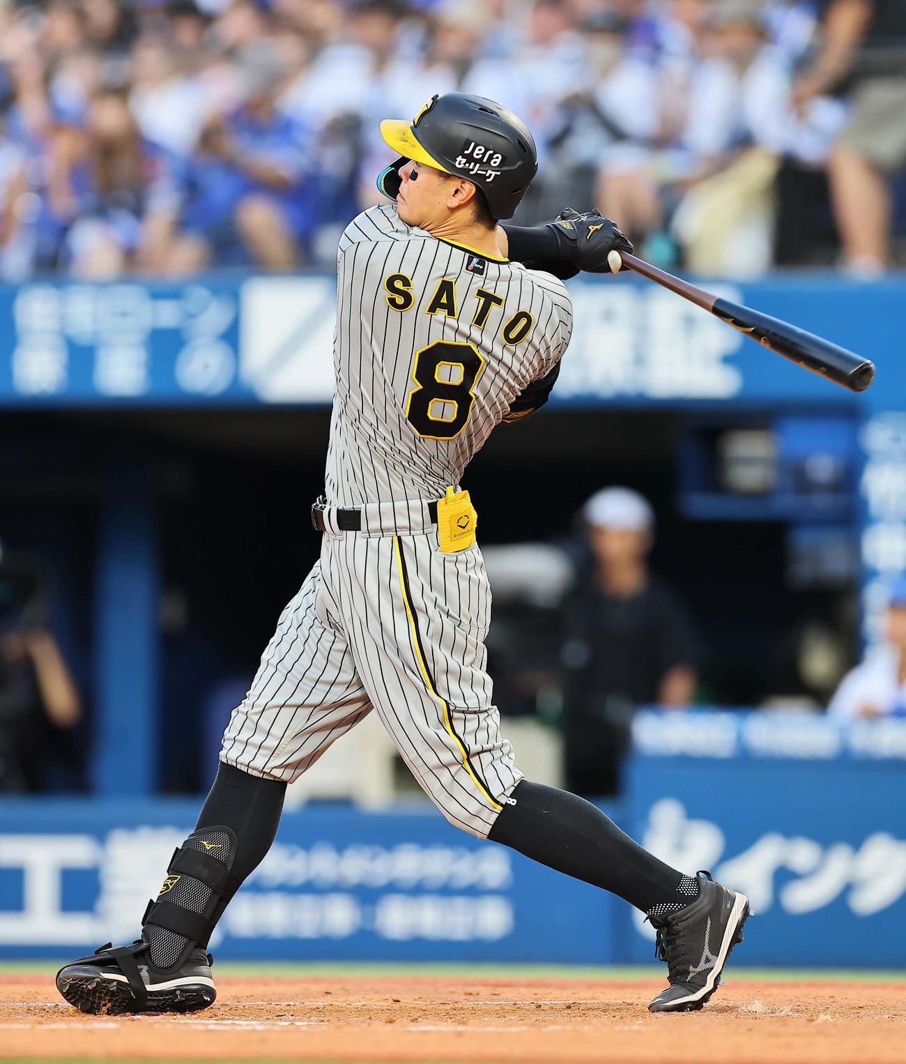 DeNA対阪神　4回表阪神無死、佐藤輝は中前打を放つ（撮影・上田博志）