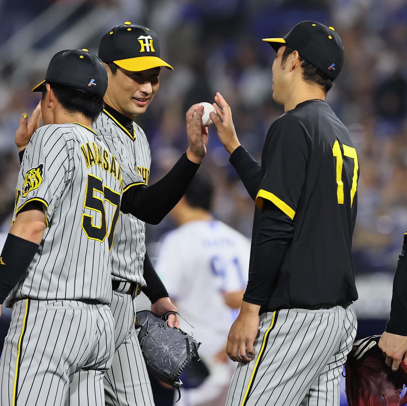 19日、青柳（右）に勝利球を手渡す岩崎