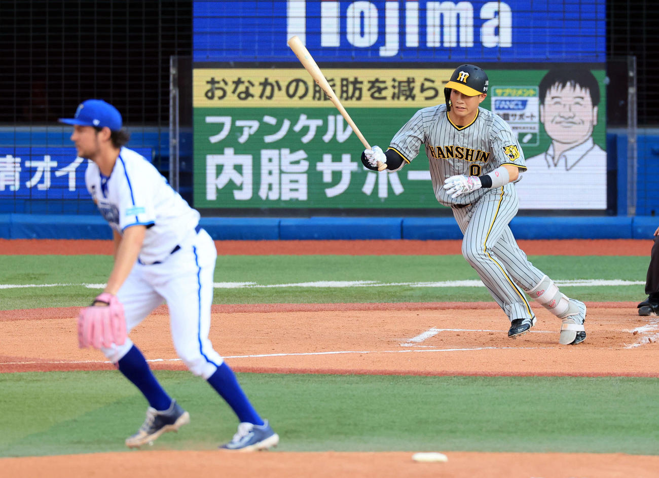 DeNA対阪神　2回表阪神2死一、三塁、木浪は先制右適時二塁打を放つ。投手バウアー（撮影・浅見桂子）
