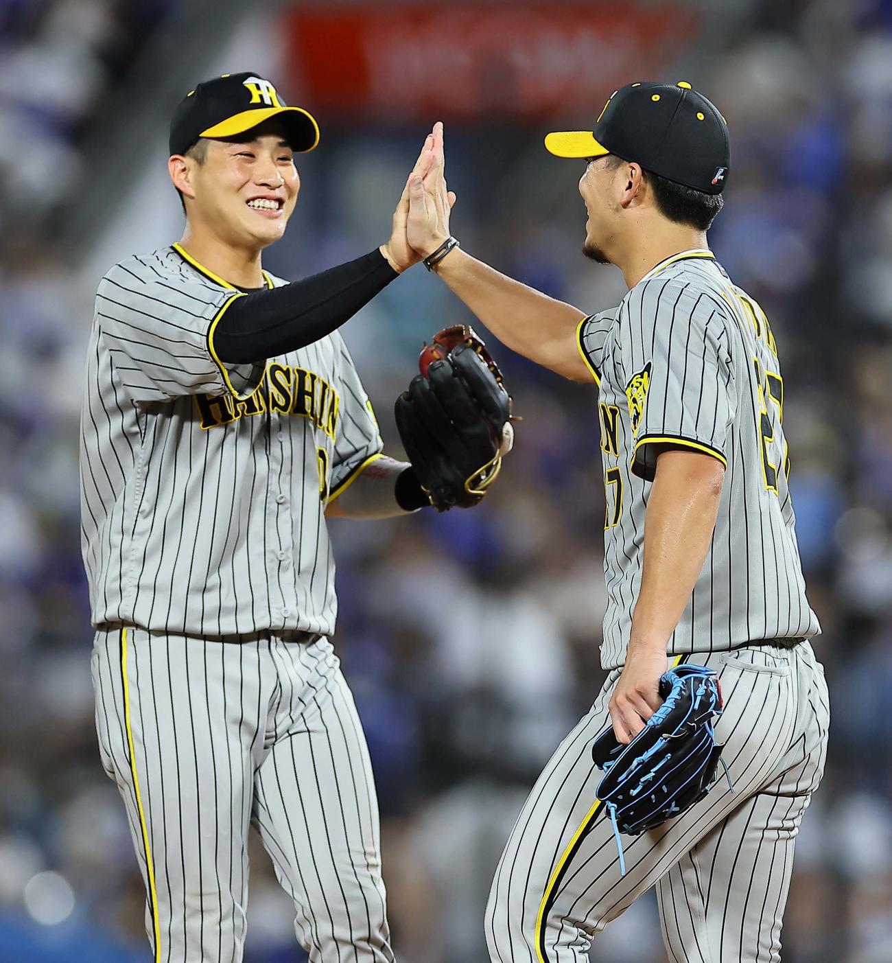 DeNA対阪神　完封勝利した伊藤将（右）と笑顔でハイタッチする木浪（撮影・上田博志）